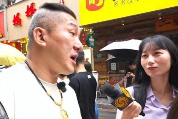 金牛呗 台网红“馆长”升国旗观礼神情庄重 草根逆袭成两岸桥梁